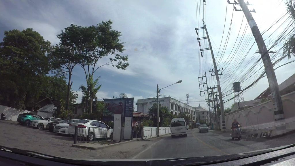 ภาพถนนตรงที่ ที่จอดรถ · นอกเวียง ทางตะวันออกเฉียงใต้ ห่างคูเมือง 2.3 กม. ตั้งอยู่ ถ่ายโดย kaart_3 พ.ศ. 2562 (2019) · A street-level view of where Parking · Outside the moat to the south-east, 2.3 km from the water stands, by kaart_3 in 2562 (2019)