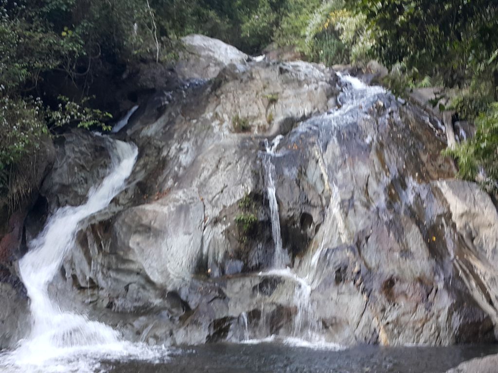 ภาพถนนตรงที่ น้ำตกแม่หาด ตั้งอยู่ ถ่ายโดย jrcarlsen พ.ศ. 2558 (2015) · A street-level view of where Mae Hat Waterfall stands, by jrcarlsen in 2558 (2015)
