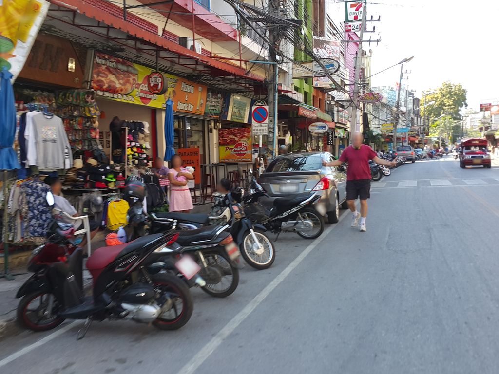 ภาพถนนตรงที่ DN copy paper ตั้งอยู่ ถ่ายโดย jrcarlsen พ.ศ. 2558 (2015) · A street-level view of where DN copy paper stands, by jrcarlsen in 2558 (2015)