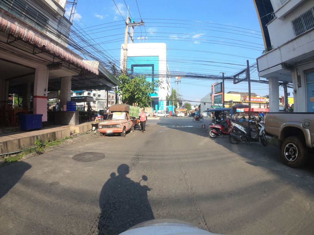 ภาพถนนตรงที่ Top Charoen Optical ตั้งอยู่ ถ่ายโดย chanuwath_grab พ.ศ. 2562 (2019) · A street-level view of where Top Charoen Optical stands, by chanuwath_grab in 2562 (2019)