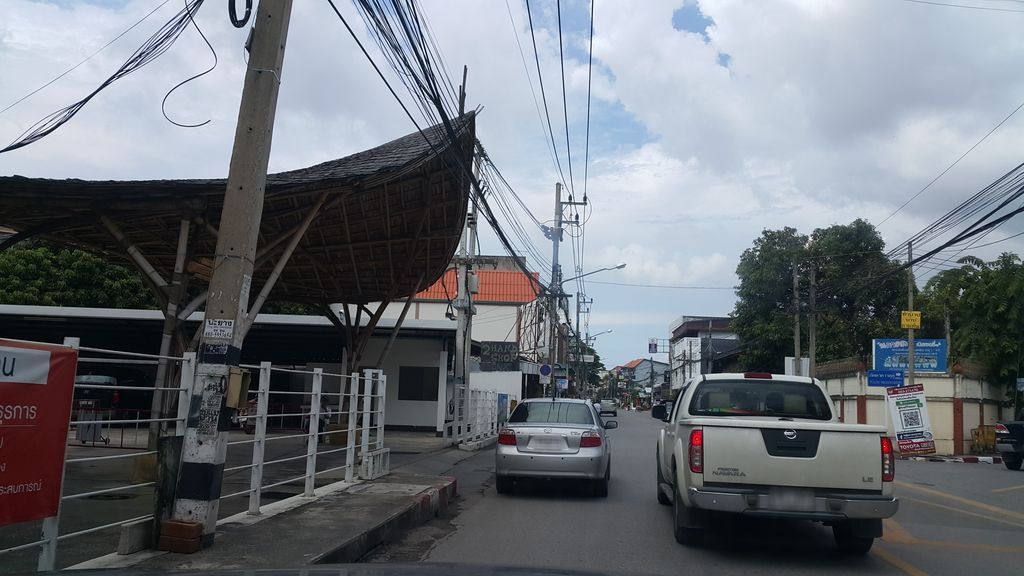 ภาพถนนตรงที่ Watcharaa Cotton Design ตั้งอยู่ ถ่ายโดย jrcarlsen พ.ศ. 2560 (2017) · A street-level view of where Watcharaa Cotton Design stands, by jrcarlsen in 2560 (2017)