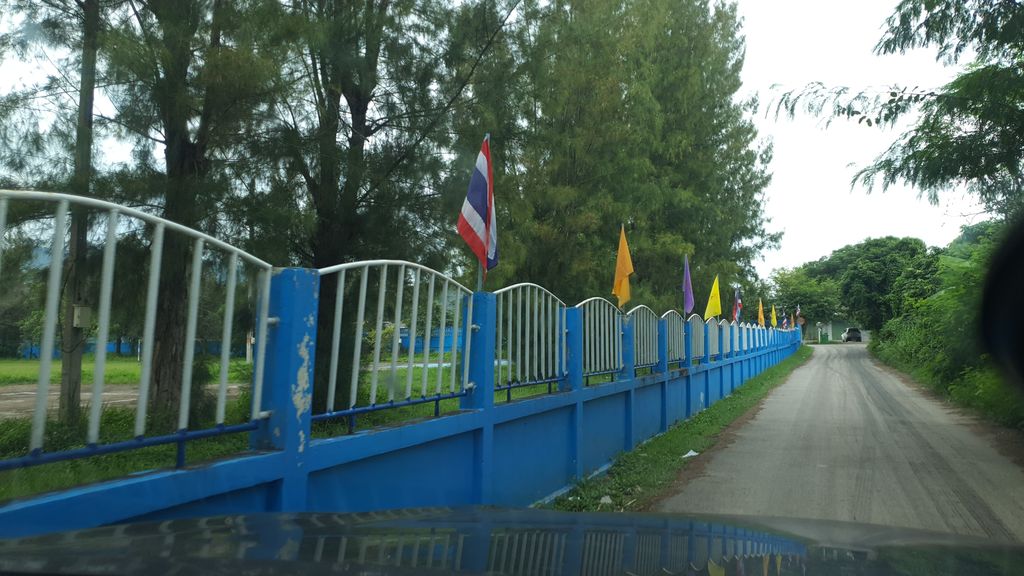 ภาพถนนตรงที่ ที่จอดรถ · ย่านสันกำแพง ตั้งอยู่ ถ่ายโดย jrcarlsen พ.ศ. 2563 (2020) · A street-level view of where Parking · San Kamphaeng stands, by jrcarlsen in 2563 (2020)