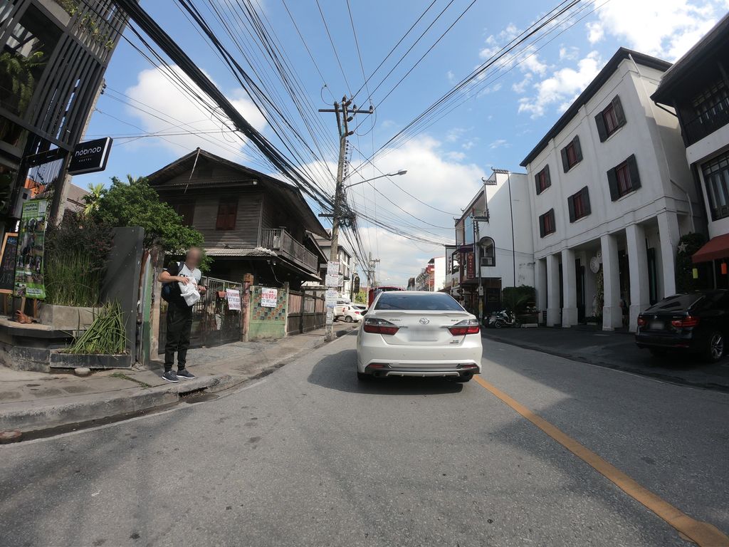 ภาพถนนตรงที่ vintage clothes ตั้งอยู่ ถ่ายโดย chanuwath_grab พ.ศ. 2562 (2019) · A street-level view of where vintage clothes stands, by chanuwath_grab in 2562 (2019)