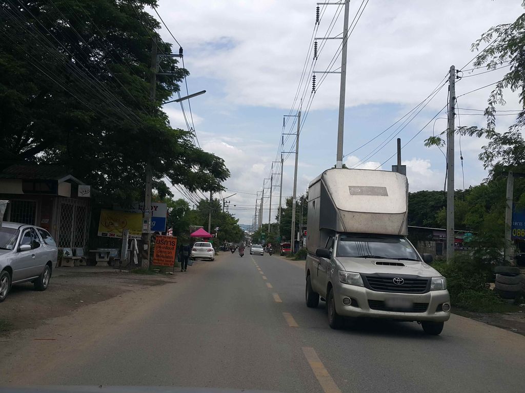 ภาพถนนตรงที่ Clothes Dumpster ตั้งอยู่ ถ่ายโดย jrcarlsen พ.ศ. 2558 (2015) · A street-level view of where Clothes Dumpster stands, by jrcarlsen in 2558 (2015)