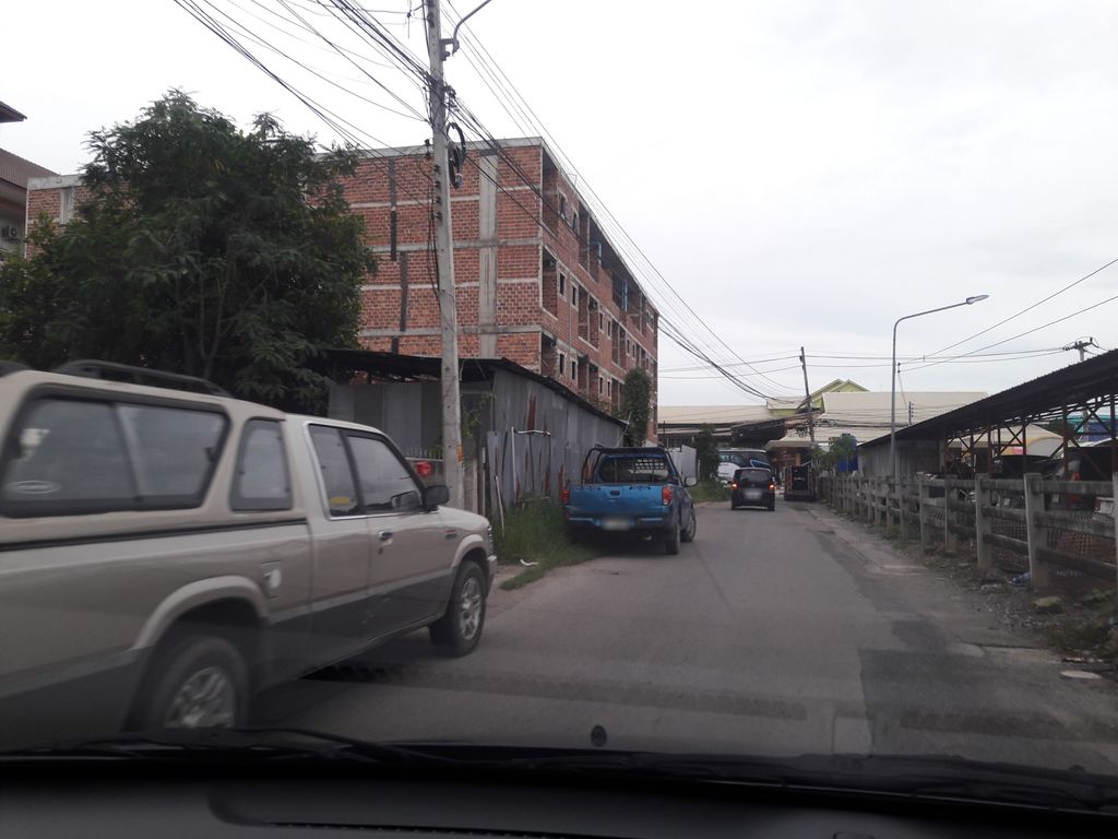 ภาพถนนตรงที่ ลานจอดรถ · นอกเวียง ทางตะวันออก ห่างคูเมือง 2.5 กม. ตั้งอยู่ ถ่ายโดย superbate พ.ศ. 2561 (2018) · A street-level view of where Car park · Outside the moat to the east, 2.5 km from the water stands, by superbate in 2561 (2018)