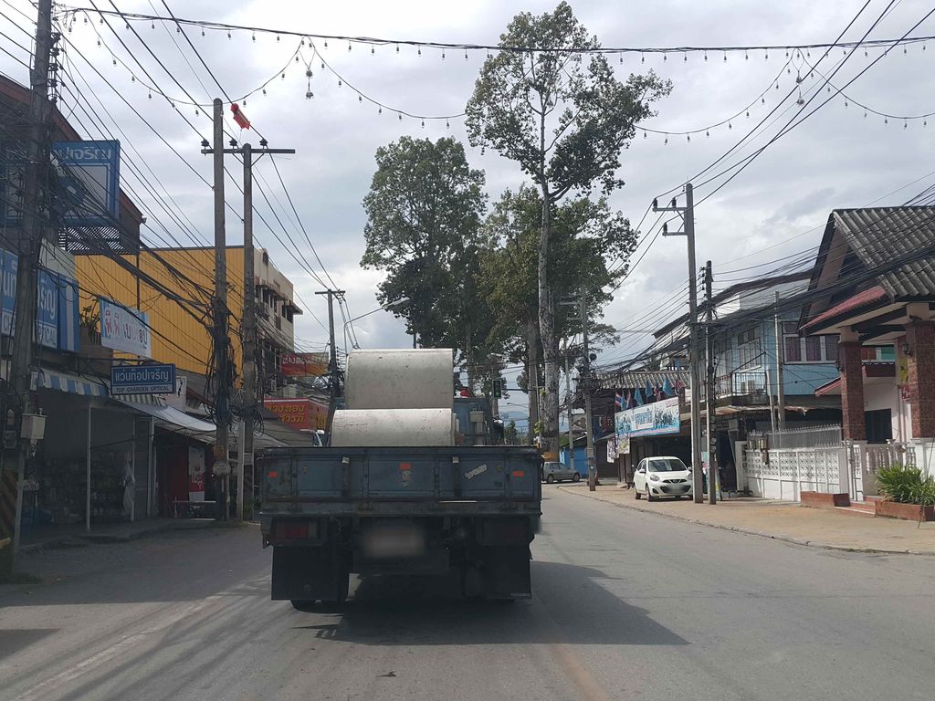 ภาพถนนตรงที่ แว่นท็อปเจริญ ตั้งอยู่ ถ่ายโดย jrcarlsen พ.ศ. 2558 (2015) · A street-level view of where Top Charoen Optical stands, by jrcarlsen in 2558 (2015)