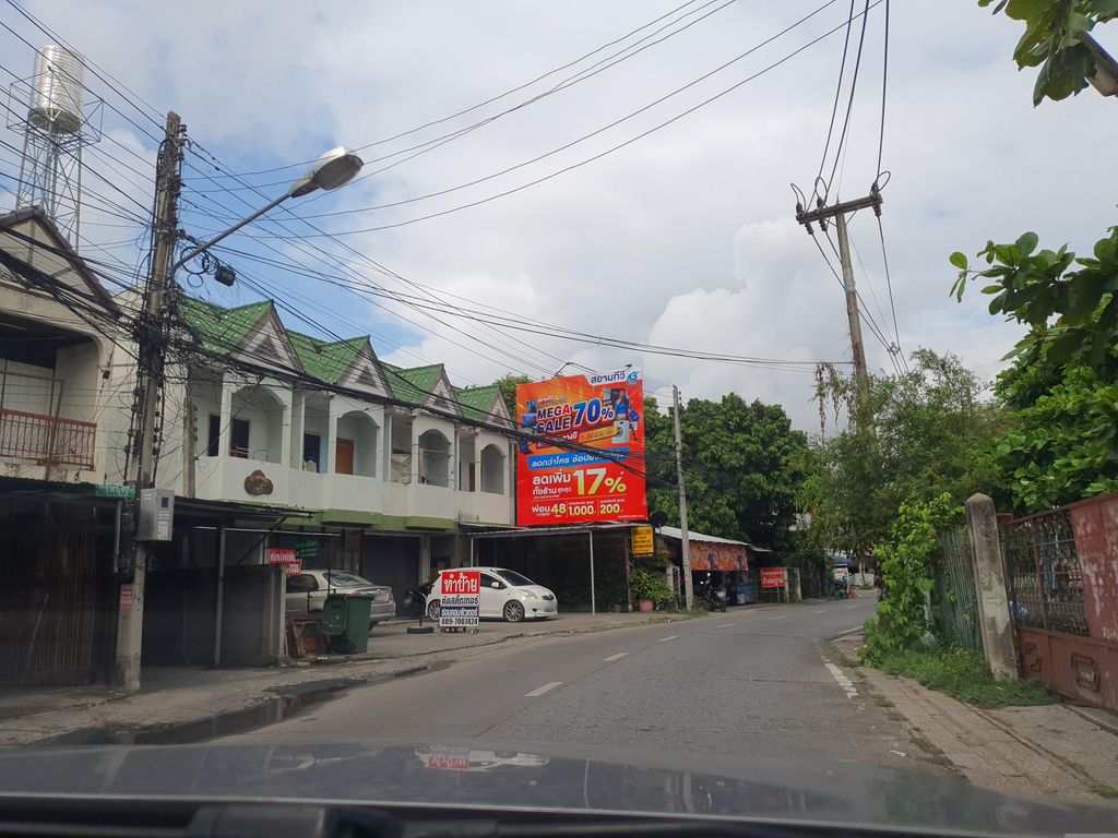 ภาพถนนตรงที่ ลานจอดรถ โรงพยาบาลช้างเผือก · ใกล้ประตูช้างเผือก 390 ม. ตั้งอยู่ ถ่ายโดย jrcarlsen พ.ศ. 2566 (2023) · A street-level view of where Car park — โรงพยาบาลช้างเผือก · 390 m from Chang Phueak Gate stands, by jrcarlsen in 2566 (2023)