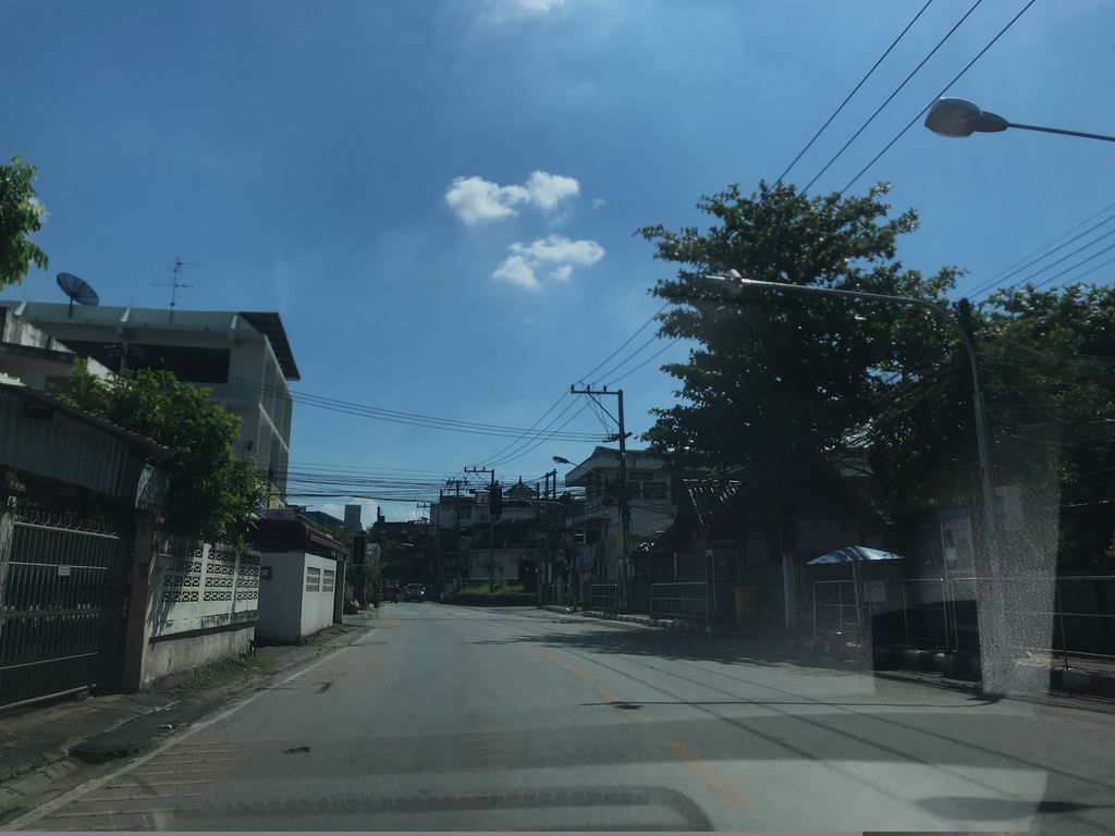 ภาพถนนตรงที่ ศาลเจ้าพ่อบ้านเชียงยืน ตั้งอยู่ ถ่ายโดย prasert พ.ศ. 2561 (2018) · A street-level view of where ศาลเจ้าพ่อบ้านเชียงยืน · Phoban Chiangyuen Shrine stands, by prasert in 2561 (2018)