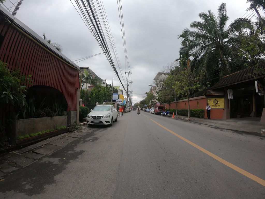 ภาพถนนตรงที่ Chiang Mai Mountain Biking & Kayaks ตั้งอยู่ ถ่ายโดย chanuwath_grab พ.ศ. 2562 (2019) · A street-level view of where Chiang Mai Mountain Biking & Kayaks stands, by chanuwath_grab in 2562 (2019)
