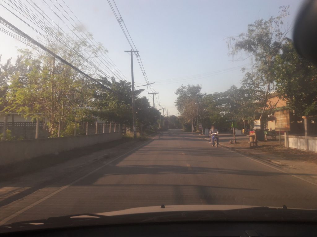 ภาพถนนตรงที่ Banmor Handicraft ตั้งอยู่ ถ่ายโดย noochjaree พ.ศ. 2561 (2018) · A street-level view of where Banmor Handicraft stands, by noochjaree in 2561 (2018)