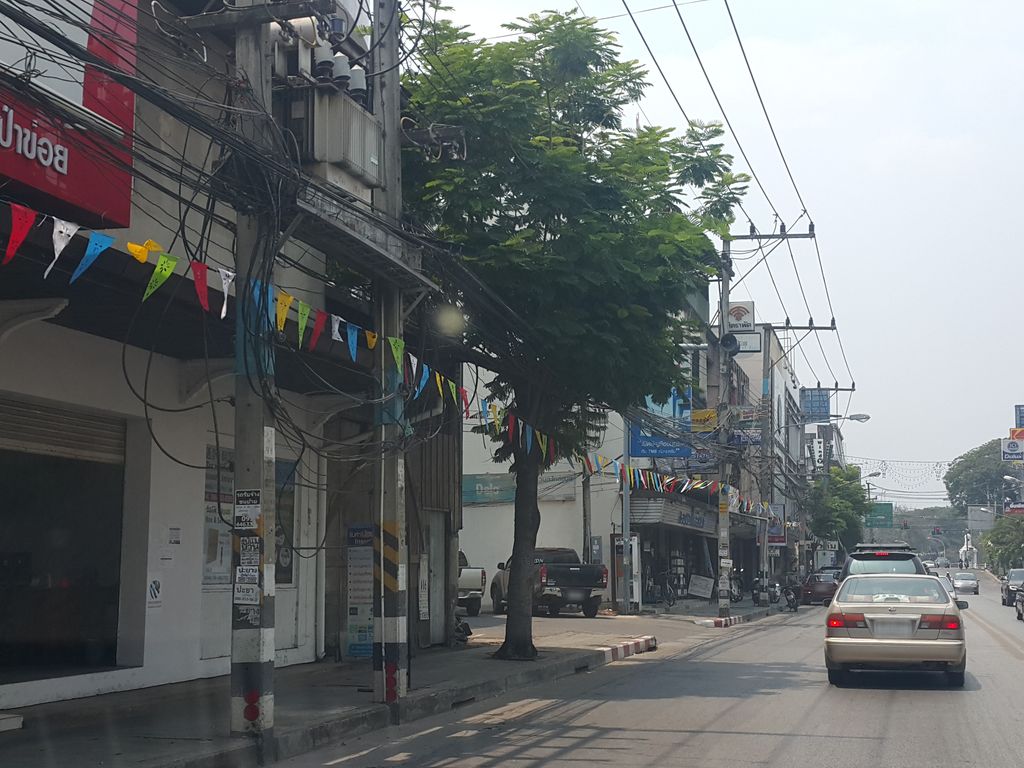 ภาพถนนตรงที่ สหพาณิช ตั้งอยู่ ถ่ายโดย jrcarlsen พ.ศ. 2559 (2016) · A street-level view of where Honda stands, by jrcarlsen in 2559 (2016)