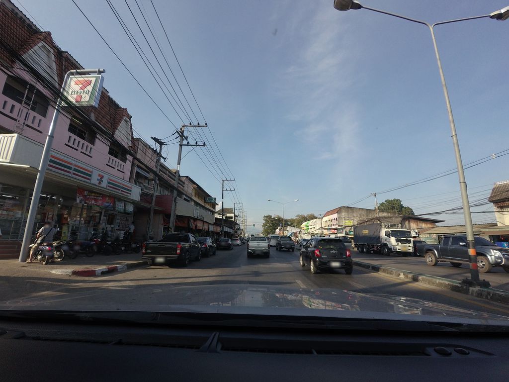 ภาพถนนตรงที่ แว่นท็อปเจริญ ตั้งอยู่ ถ่ายโดย mishari พ.ศ. 2563 (2020) · A street-level view of where Top Charoen Optical stands, by mishari in 2563 (2020)