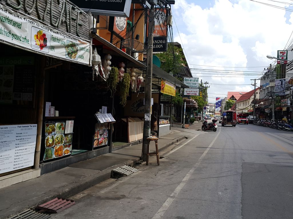 ภาพถนนตรงที่ Mr. Beer Bigbike ตั้งอยู่ ถ่ายโดย jrcarlsen พ.ศ. 2558 (2015) · A street-level view of where Mr. Beer Bigbike stands, by jrcarlsen in 2558 (2015)