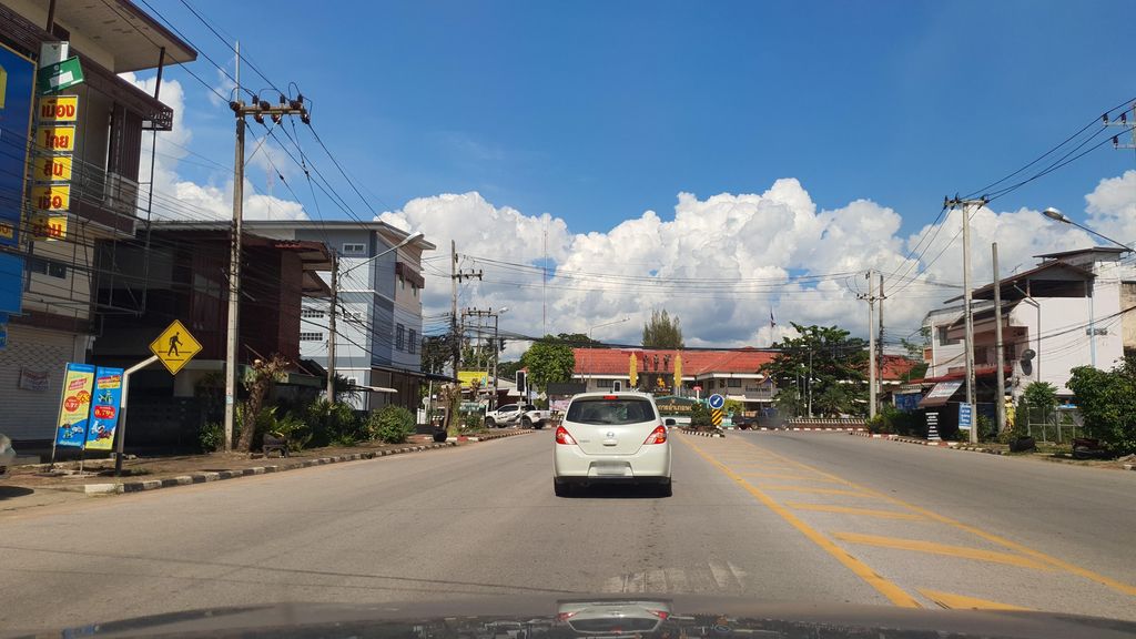 ภาพถนนตรงที่ เทศบาลเวียงพร้าว ตั้งอยู่ ถ่ายโดย jrcarlsen พ.ศ. 2564 (2021) · A street-level view of where Wiang Phrao Administration stands, by jrcarlsen in 2564 (2021)
