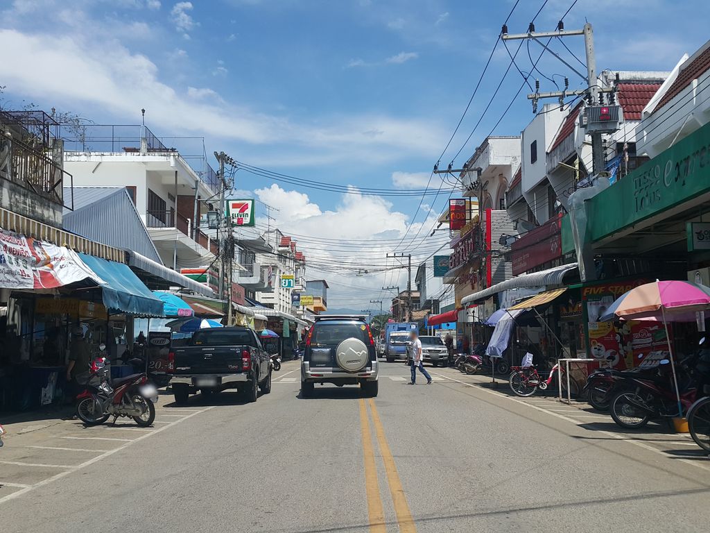 ภาพถนนตรงที่ แว่นท็อปเจริญ ตั้งอยู่ ถ่ายโดย jrcarlsen พ.ศ. 2558 (2015) · A street-level view of where Top Charoen Optical stands, by jrcarlsen in 2558 (2015)