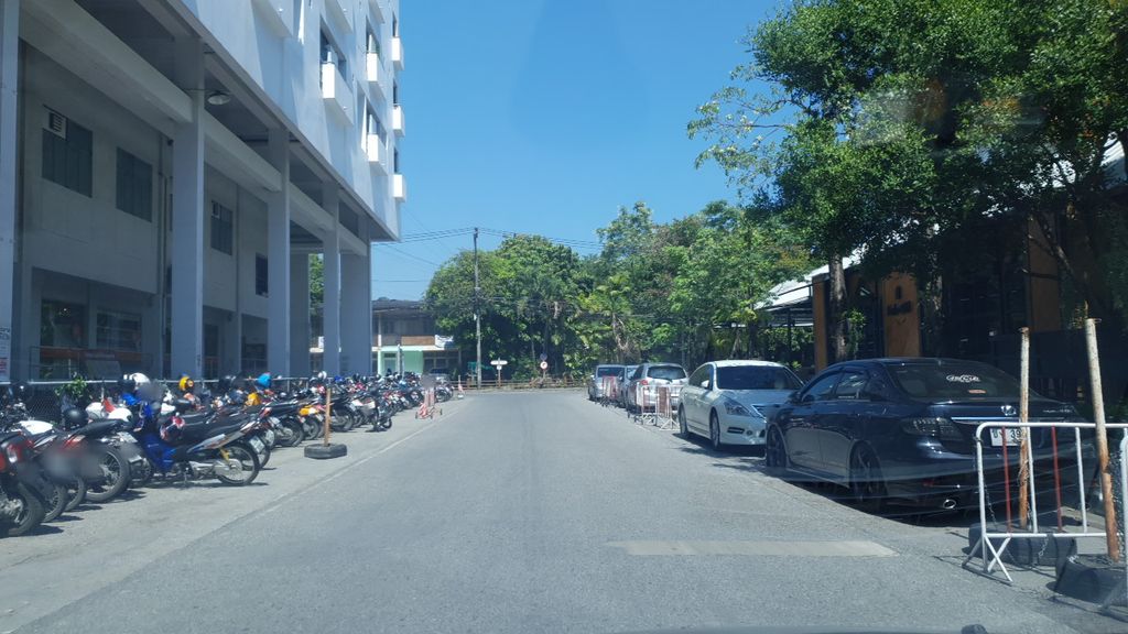 ภาพถนนตรงที่ ทางเข้าที่จอดรถ · ใกล้ประตูสวนดอก 430 ม. ตั้งอยู่ ถ่ายโดย silamanee พ.ศ. 2561 (2018) · A street-level view of where Parking entrance · 430 m from Suan Dok Gate stands, by silamanee in 2561 (2018)