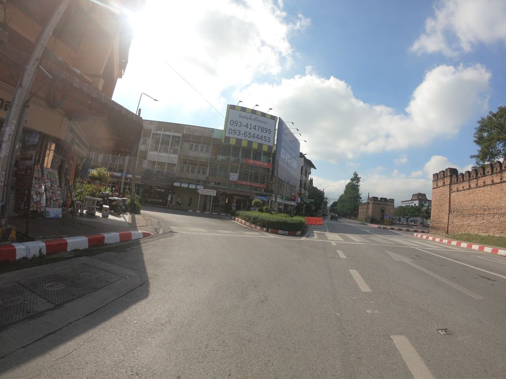 ภาพถนนตรงที่ สกาย ที เชิ้ต ตั้งอยู่ ถ่ายโดย chanuwath_grab พ.ศ. 2562 (2019) · A street-level view of where SKY T Shirt stands, by chanuwath_grab in 2562 (2019)