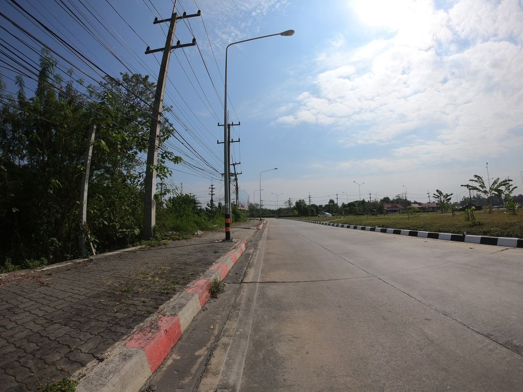 ภาพถนนตรงที่ สมาคมสถาปนิกล้านนา ตั้งอยู่ ถ่ายโดย chanuwath_grab พ.ศ. 2562 (2019) · A street-level view of where สมาคมสถาปนิกล้านนา · Samakma Sathapnik Lanna stands, by chanuwath_grab in 2562 (2019)