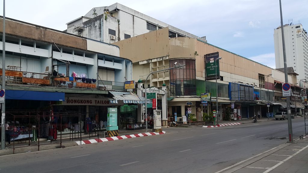 ภาพถนนตรงที่ Viman - Asian Art & Handicraft ตั้งอยู่ ถ่ายโดย jrcarlsen พ.ศ. 2560 (2017) · A street-level view of where Viman - Asian Art & Handicraft stands, by jrcarlsen in 2560 (2017)
