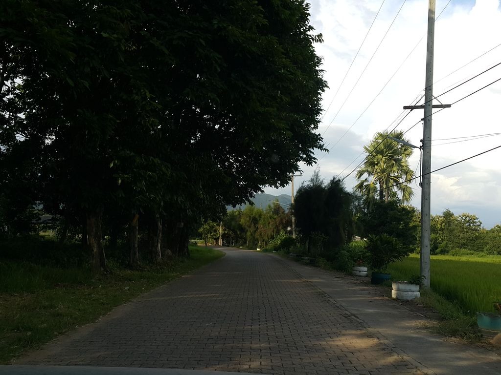 ภาพถนนตรงที่ ที่จอดรถ · ย่านสันกำแพง ตั้งอยู่ ถ่ายโดย jrcarlsen พ.ศ. 2558 (2015) · A street-level view of where Parking · San Kamphaeng stands, by jrcarlsen in 2558 (2015)