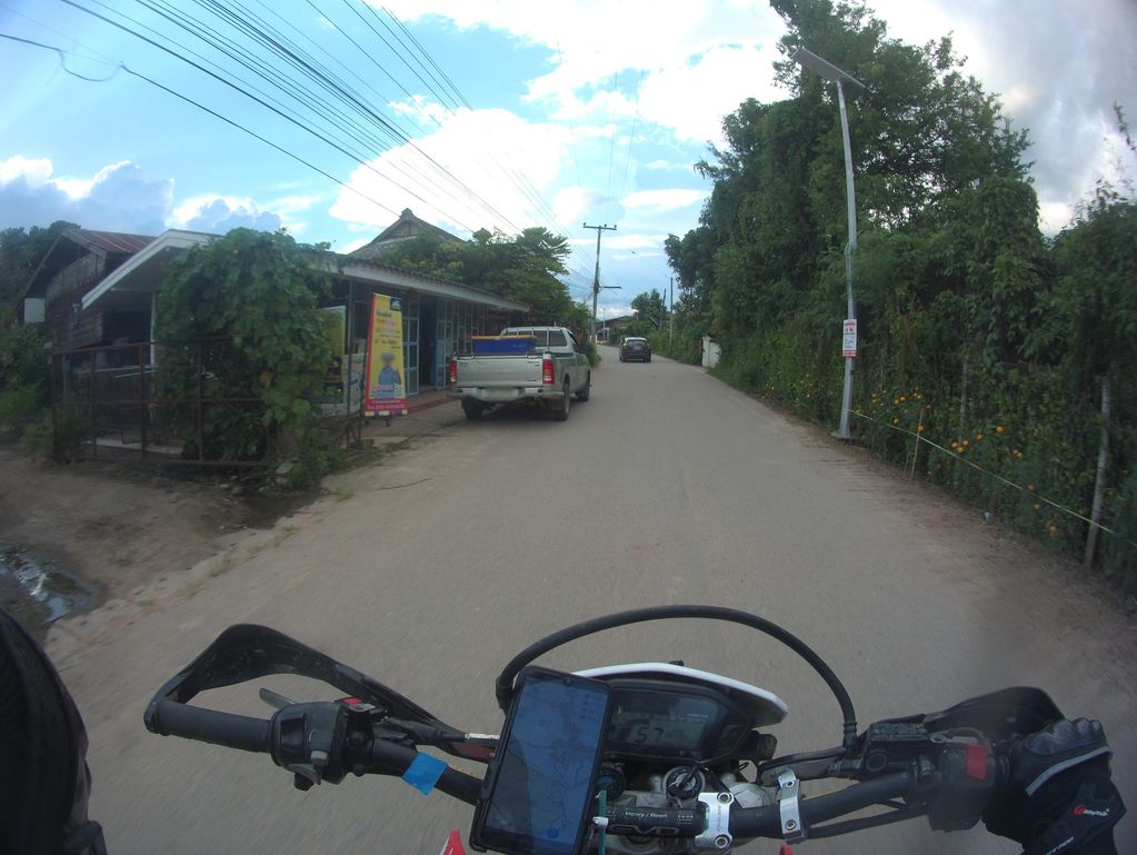 ภาพถนนตรงที่ Mae Chaem Teen Jok Handicraft Center ตั้งอยู่ ถ่ายโดย julcnx พ.ศ. 2566 (2023) · A street-level view of where Mae Chaem Teen Jok Handicraft Center stands, by julcnx in 2566 (2023)
