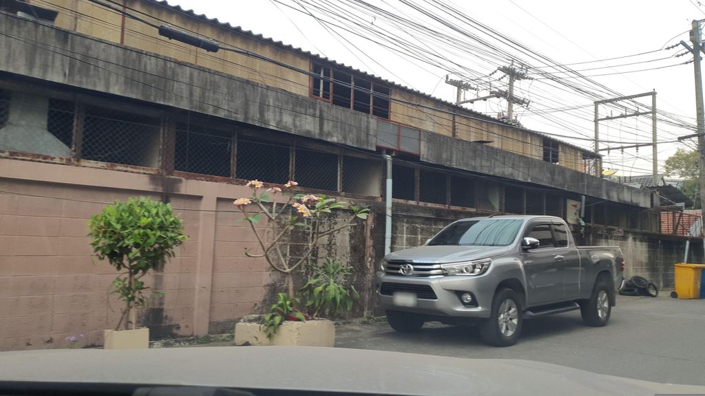 ภาพถนนตรงที่ Mango Bikes Rent ตั้งอยู่ ถ่ายโดย jrcarlsen พ.ศ. 2566 (2023) · A street-level view of where Mango Bikes Rent stands, by jrcarlsen in 2566 (2023)