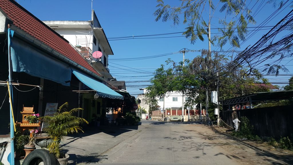 ภาพถนนตรงที่ สำนักงานสาธารณสุขอำเภอสันกำแพง ตั้งอยู่ ถ่ายโดย jrcarlsen พ.ศ. 2560 (2017) · A street-level view of where สำนักงานสาธารณสุขอำเภอสันกำแพง · Samnakngan Sathannasuk Amphoe San Kamphaeng stands, by jrcarlsen in 2560 (2017)