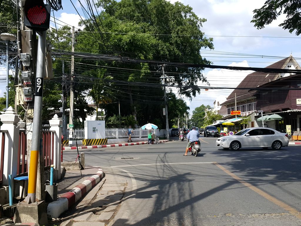 ภาพถนนตรงที่ ที่จอดจักรยาน my bike · ใกล้ประตูสวนดอก 740 ม. ตั้งอยู่ ถ่ายโดย jrcarlsen พ.ศ. 2558 (2015) · A street-level view of where Bicycle parking — my bike · 740 m from Suan Dok Gate stands, by jrcarlsen in 2558 (2015)