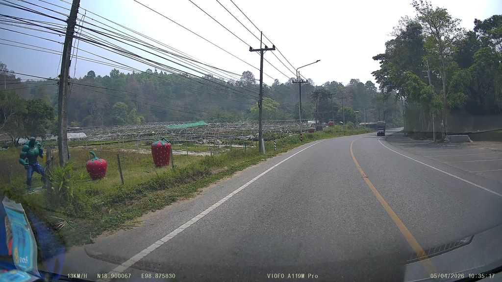 ภาพถนนตรงที่ ที่จอดริมถนน · ย่านแม่ริม ตั้งอยู่ ถ่ายโดย ThailandCambodia พ.ศ. 2569 (2026) · A street-level view of where Street-side parking · Mae Rim stands, by ThailandCambodia in 2569 (2026)