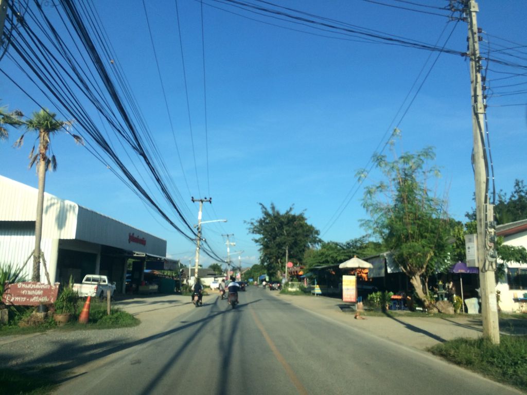 ภาพถนนตรงที่ ที่จอดรถ · ย่านสารภี ตั้งอยู่ ถ่ายโดย prasert พ.ศ. 2559 (2016) · A street-level view of where Parking · Saraphi stands, by prasert in 2559 (2016)