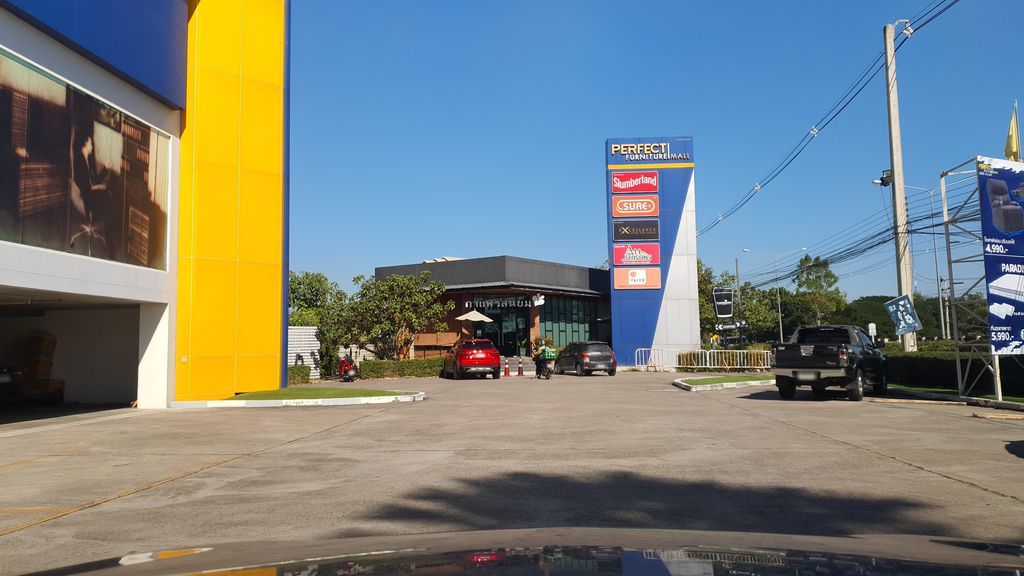ภาพถนนตรงที่ ที่จอดรถใต้ดิน · ห่างประตูท่าแพ 5.0 กม. ทางใต้ ตั้งอยู่ ถ่ายโดย jrcarlsen พ.ศ. 2565 (2022) · A street-level view of where Underground car park · 5.0 km south of Tha Phae Gate stands, by jrcarlsen in 2565 (2022)