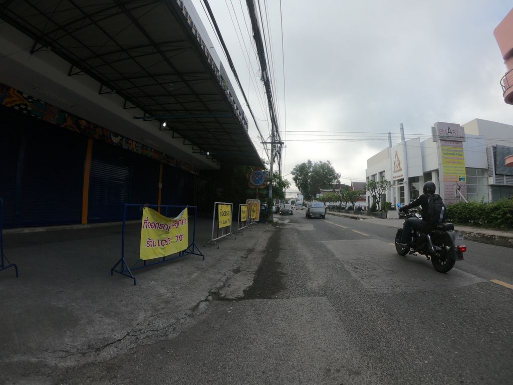 ภาพถนนตรงที่ Love 70's ตั้งอยู่ ถ่ายโดย chanuwath_grab พ.ศ. 2562 (2019) · A street-level view of where Love 70's stands, by chanuwath_grab in 2562 (2019)