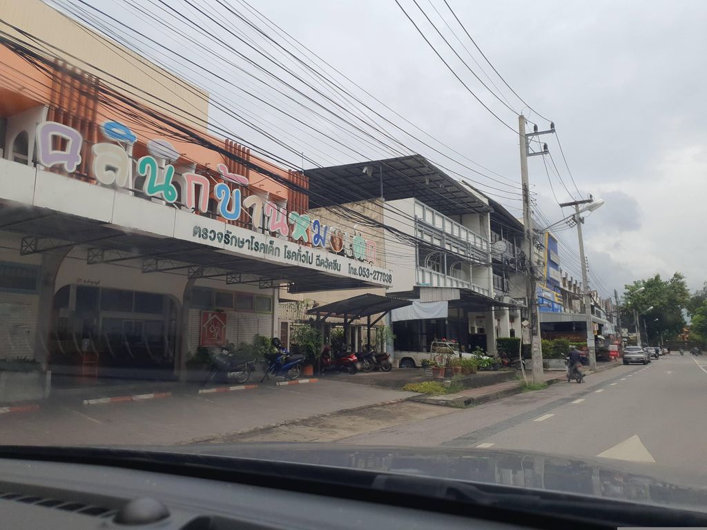 ภาพถนนตรงที่ Grasshopper Adventures ตั้งอยู่ ถ่ายโดย jrcarlsen พ.ศ. 2566 (2023) · A street-level view of where Grasshopper Adventures stands, by jrcarlsen in 2566 (2023)