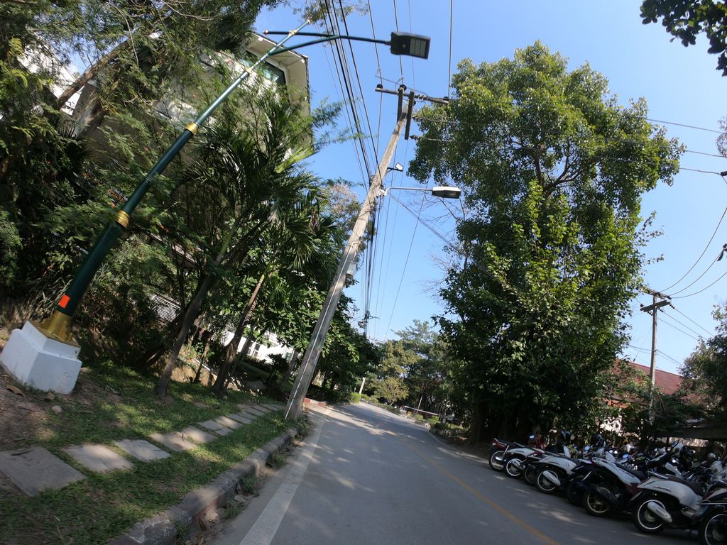 ภาพถนนตรงที่ ร้านถ่ายเอกสาร ตั้งอยู่ ถ่ายโดย chanuwath_grab พ.ศ. 2562 (2019) · A street-level view of where ร้านถ่ายเอกสาร · Ran Thaieksan stands, by chanuwath_grab in 2562 (2019)