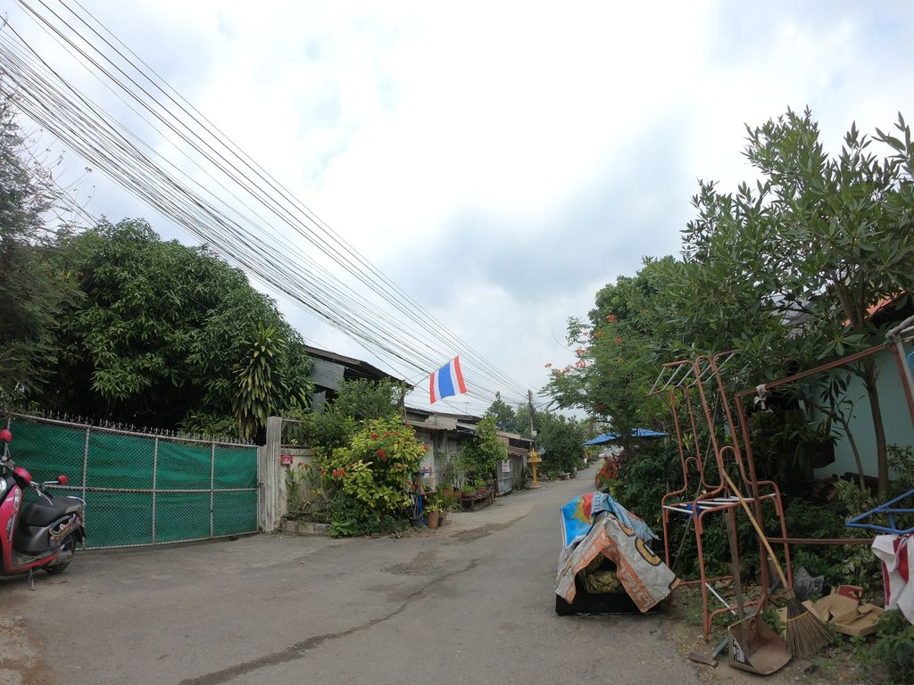 ภาพถนนตรงที่ Mix Bike Service ตั้งอยู่ ถ่ายโดย chanuwath_grab พ.ศ. 2562 (2019) · A street-level view of where Mix Bike Service stands, by chanuwath_grab in 2562 (2019)