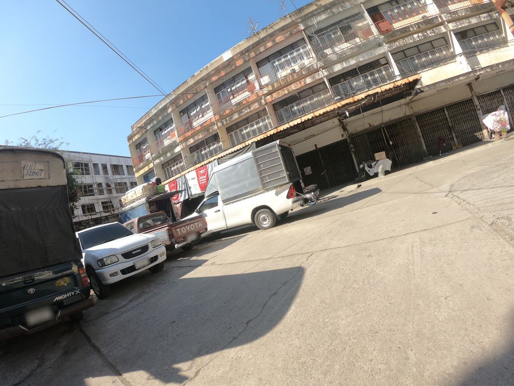 ภาพถนนตรงที่ ร้านจงใจ ตั้งอยู่ ถ่ายโดย chanuwath_grab พ.ศ. 2562 (2019) · A street-level view of where ร้านจงใจ · Ran Chongchai stands, by chanuwath_grab in 2562 (2019)