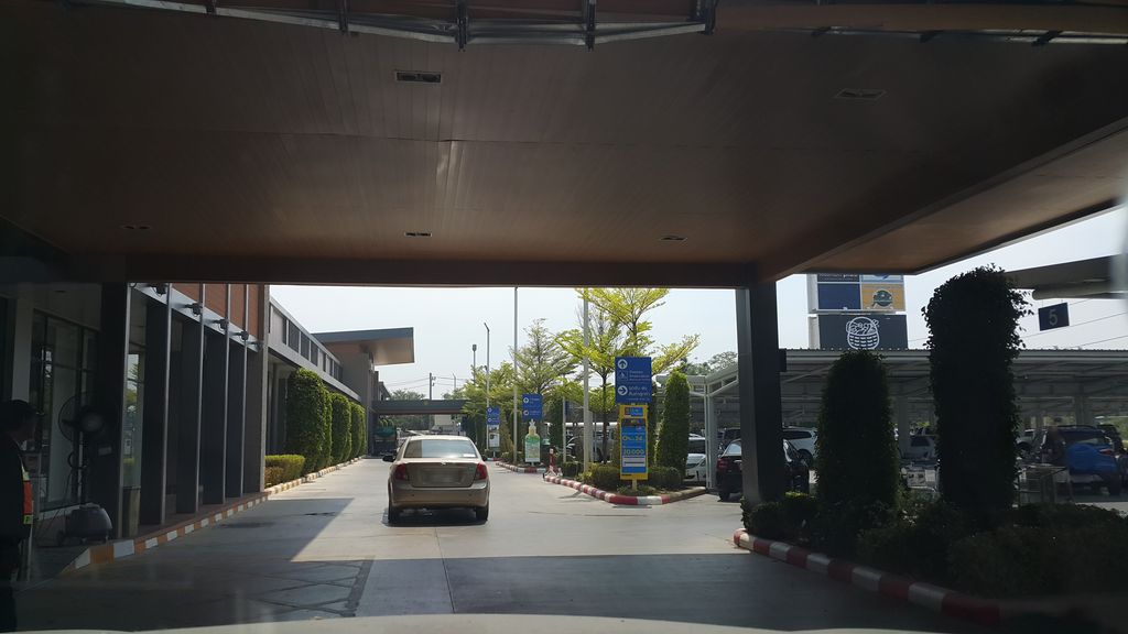 ภาพถนนตรงที่ BIKE EXPRESS ตั้งอยู่ ถ่ายโดย jrcarlsen พ.ศ. 2560 (2017) · A street-level view of where BIKE EXPRESS stands, by jrcarlsen in 2560 (2017)