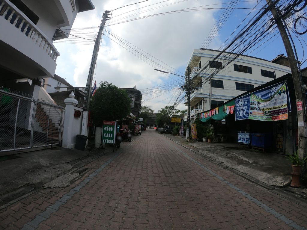 ภาพถนนตรงที่ Drinking water machine ตั้งอยู่ ถ่ายโดย chanuwath_grab พ.ศ. 2562 (2019) · A street-level view of where Drinking water machine stands, by chanuwath_grab in 2562 (2019)