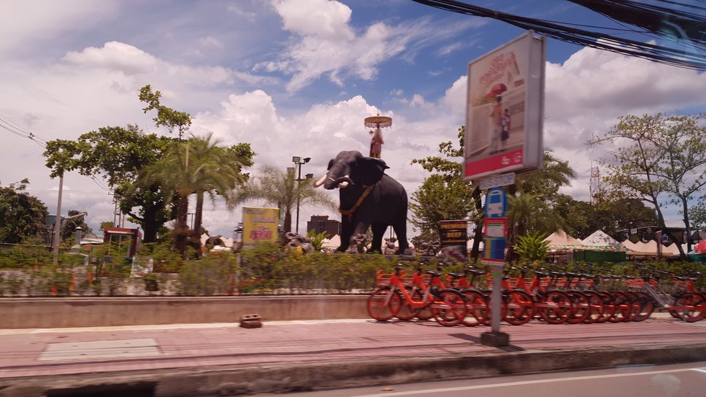 ภาพถนนตรงที่ ที่จอดมอเตอร์ไซค์ · นอกเวียง ทางใต้ ห่างคูเมือง 1.2 กม. ตั้งอยู่ ถ่ายโดย silamanee พ.ศ. 2561 (2018) · A street-level view of where Motorcycle parking · Outside the moat to the south, 1.2 km from the water stands, by silamanee in 2561 (2018)