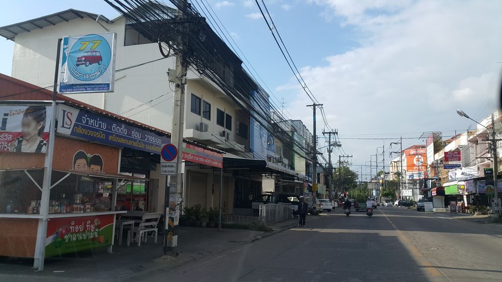 ภาพถนนตรงที่ Neko second-hand shop ตั้งอยู่ ถ่ายโดย jrcarlsen พ.ศ. 2559 (2016) · A street-level view of where Neko second-hand shop stands, by jrcarlsen in 2559 (2016)