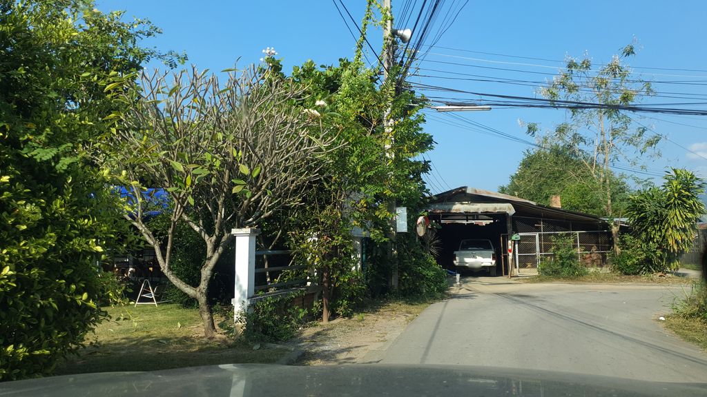ภาพถนนตรงที่ ลานจอดรถ · ย่านหางดง-สันผักหวาน ตั้งอยู่ ถ่ายโดย jrcarlsen พ.ศ. 2562 (2019) · A street-level view of where Car park · Hang Dong stands, by jrcarlsen in 2562 (2019)