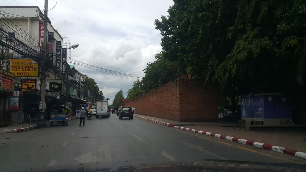 ภาพถนนตรงที่ Iatitai ตั้งอยู่ ถ่ายโดย jrcarlsen พ.ศ. 2562 (2019) · A street-level view of where Iatitai stands, by jrcarlsen in 2562 (2019)