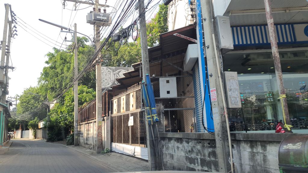 ภาพถนนตรงที่ Top Charoen ตั้งอยู่ ถ่ายโดย jrcarlsen พ.ศ. 2565 (2022) · A street-level view of where Top Charoen stands, by jrcarlsen in 2565 (2022)