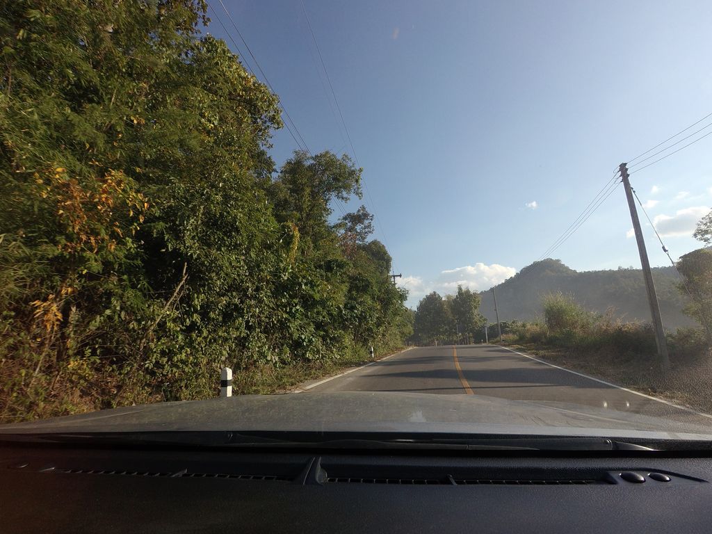 ภาพถนนตรงที่ ป่าสุสานบ้านหัวฝาย ตั้งอยู่ ถ่ายโดย mishari พ.ศ. 2563 (2020) · A street-level view of where Hua Fai cemetry stands, by mishari in 2563 (2020)