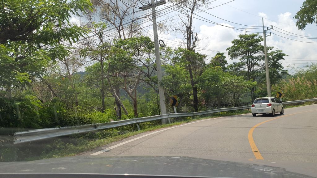 ภาพถนนตรงที่ สถานีควบคุมไฟป่าห้วยน้ำดัง ตั้งอยู่ ถ่ายโดย jrcarlsen พ.ศ. 2565 (2022) · A street-level view of where Huai Nam Dung forest fire control station stands, by jrcarlsen in 2565 (2022)