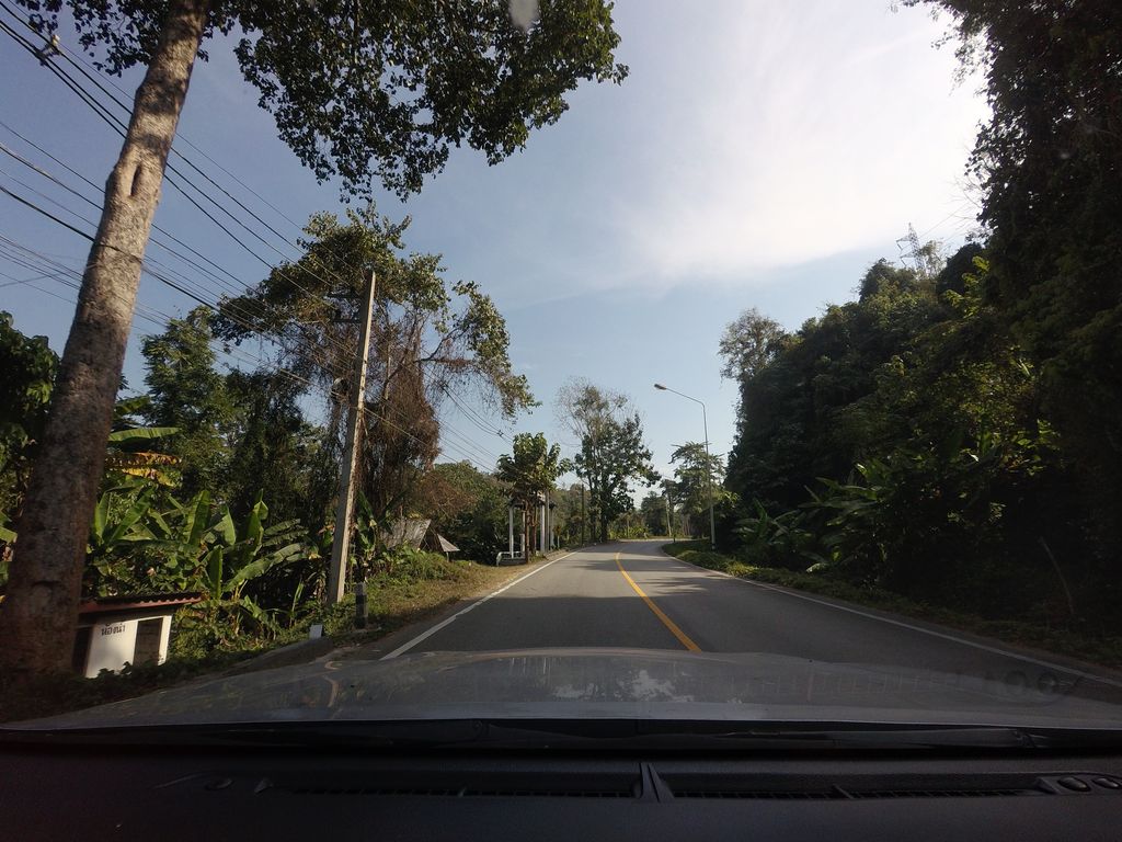ภาพถนนตรงที่ ป่าสุสานบ้านแม่เลา ตั้งอยู่ ถ่ายโดย mishari พ.ศ. 2564 (2021) · A street-level view of where Mae Lao cemetry stands, by mishari in 2564 (2021)