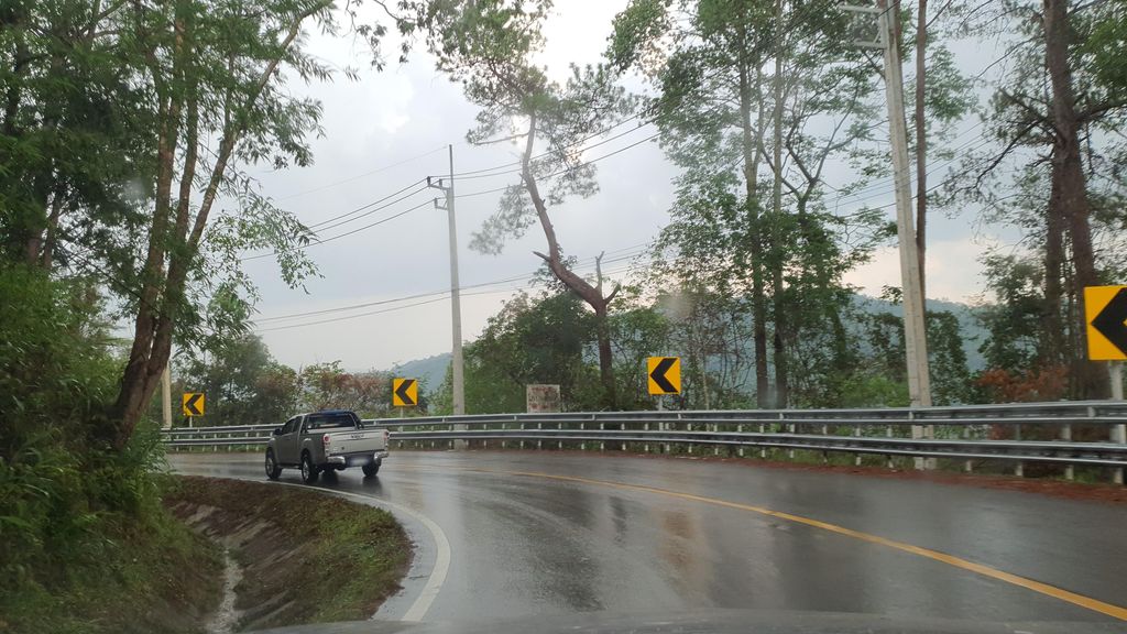 ภาพถนนตรงที่ สถานีควบคุมไฟป่าห้วยน่ำเัง ตั้งอยู่ ถ่ายโดย jrcarlsen พ.ศ. 2565 (2022) · A street-level view of where Huai Namdang Forest Fire Control Station stands, by jrcarlsen in 2565 (2022)