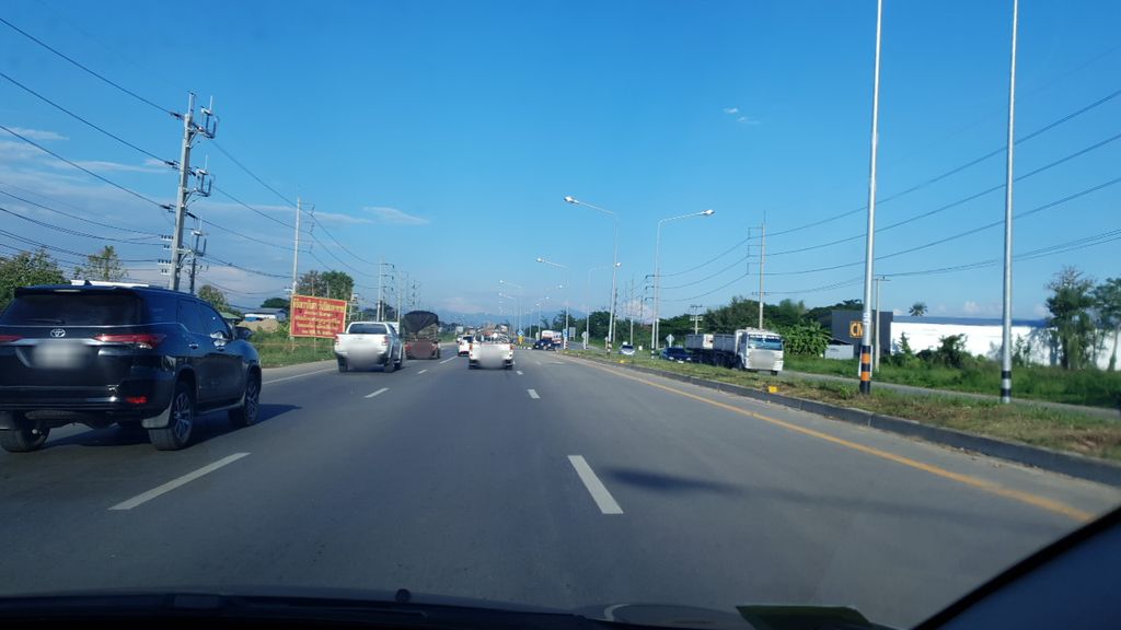 ภาพถนนตรงที่ ที่จอดรถ · ย่านสันกำแพง ตั้งอยู่ ถ่ายโดย silamanee พ.ศ. 2561 (2018) · A street-level view of where Parking · San Kamphaeng stands, by silamanee in 2561 (2018)