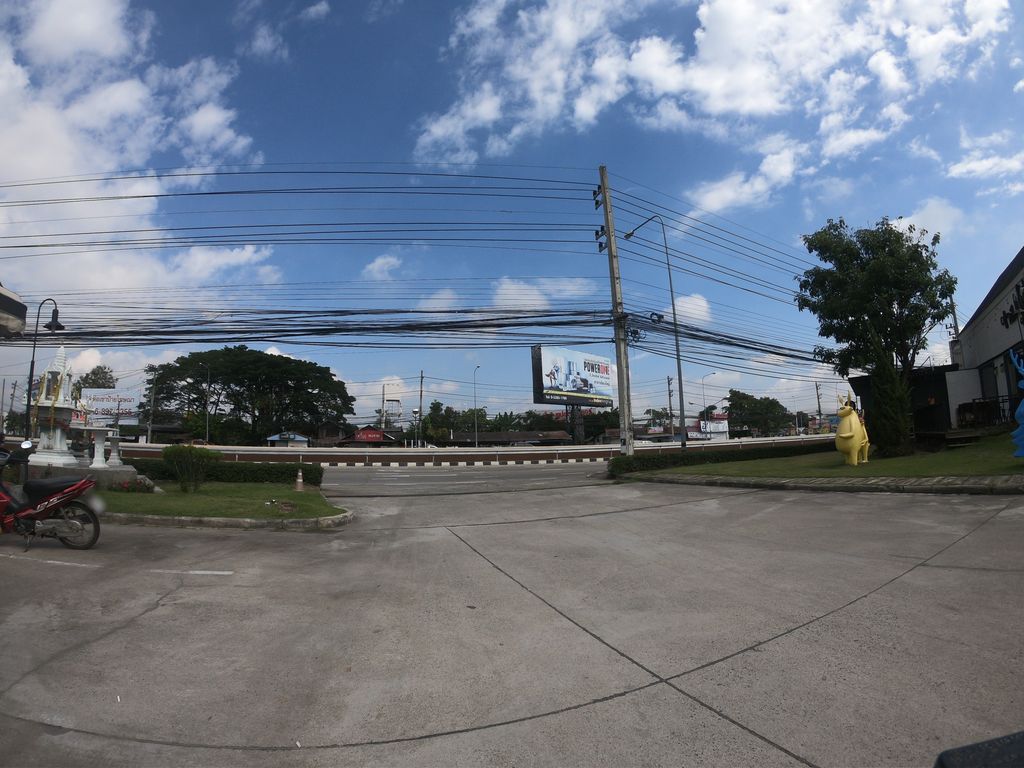 ภาพถนนตรงที่ ที่จอดรถ · ห่างประตูท่าแพ 6.1 กม. ทางตะวันตกเฉียงใต้ ตั้งอยู่ ถ่ายโดย chanuwath_grab พ.ศ. 2562 (2019) · A street-level view of where Parking · 6.1 km south-west of Tha Phae Gate stands, by chanuwath_grab in 2562 (2019)