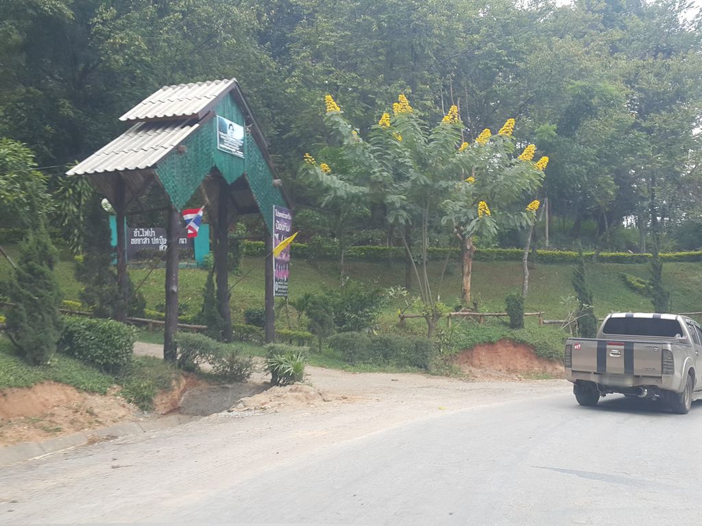 ภาพถนนตรงที่ สถานีควบคุมไฟป่าห้วยน้ำดัง ตั้งอยู่ ถ่ายโดย jrcarlsen พ.ศ. 2558 (2015) · A street-level view of where Huai Namdang Forest Fire Control Station stands, by jrcarlsen in 2558 (2015)